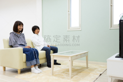 青少年,电视秀,专心,仅日本人,好奇心,沙发,仅儿童,儿童,亚洲人种,日本人
