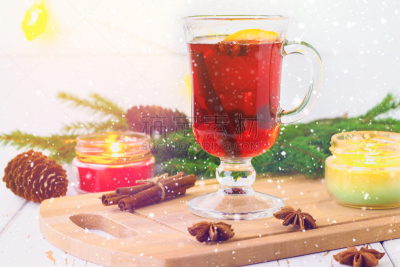 热甜红酒,蜡烛,背景,新年前夕,玻璃杯,嫩枝,花环,羊毛帽,葡萄酒,新的