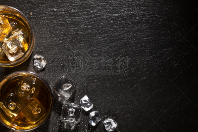 石材,冰块,威士忌,桌子,玻璃杯,黑色背景,留白,褐色,水平画幅,高视角
