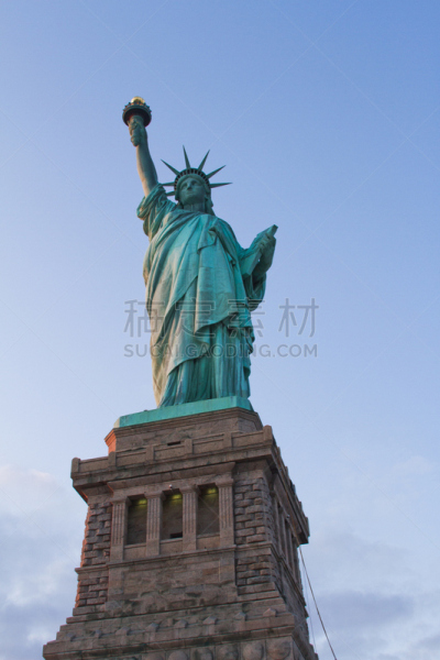 埃利斯岛,燃烧的火炬,垂直画幅,纪念碑,美国国庆日,无人,符号,云景