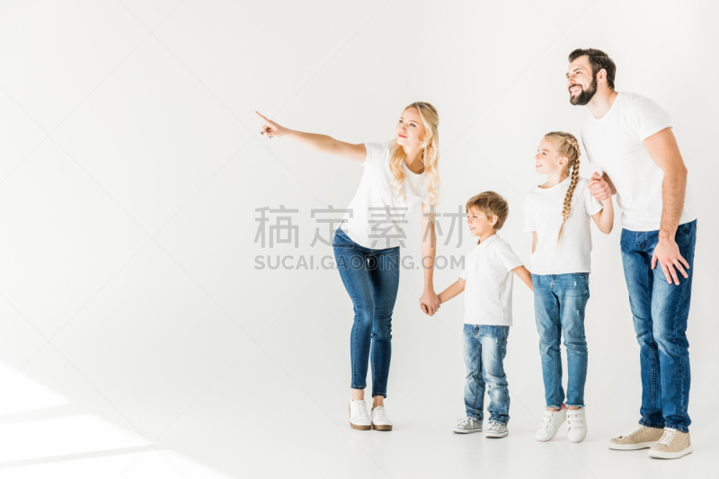 幸福,年轻双亲,留白,水平画幅,父母,手牵手,青春期前儿童,白人,兄弟姐妹,男性