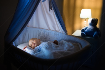夜晚,男婴,水平画幅,行军床,婴儿床,白人,熊,儿童房,毯子,卧室