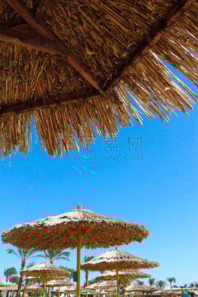 海滩遮阳伞,看风景,在下面,垂直画幅,水,天空,度假胜地,旅游目的地,无人,埃及