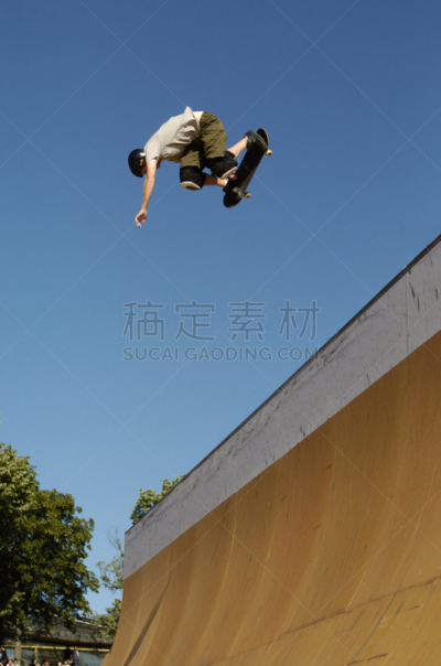 滑板运动,臀部,半空中,半管,滑板坡道,斜面板,滑板,垂直画幅,天空,蓝色