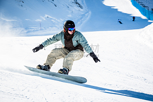 滑雪板,青年男人,雪板,滑雪夹克,滑雪缆车,滑雪雪橇,滑雪运动,安全帽,粉末状雪,留白