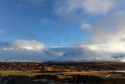 山顶,苏格兰高地,两只动物,水,天空,利文湖,雪,湖,草,冬天