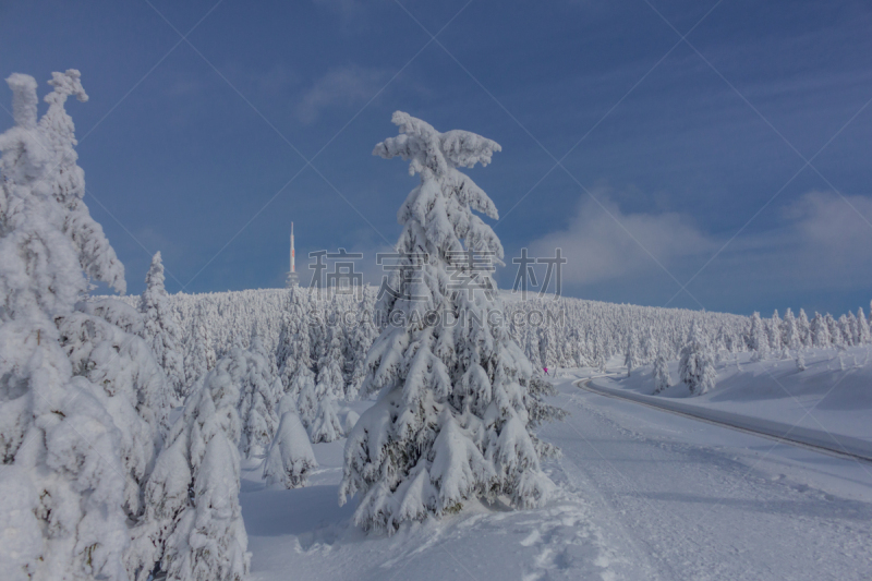 Auf dem Weg durch die schöne Winterlandschaft im Harz