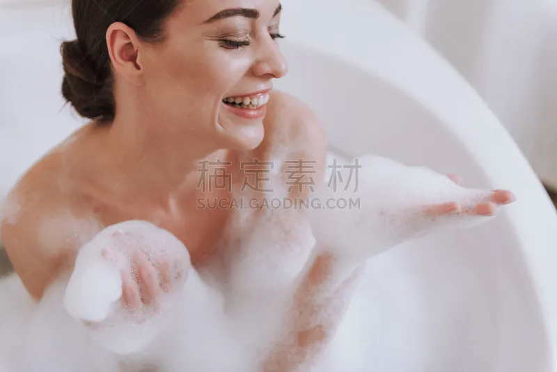 女人 浴盆 表现积极 美容院 美人 青年人 泡泡 成年的 身体保养图片素材下载 稿定素材