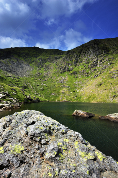 科尼斯顿长者火山,康尼思顿,英格兰湖区,坎布里亚,垂直画幅,水,国家公园,湖岸,山,岩石