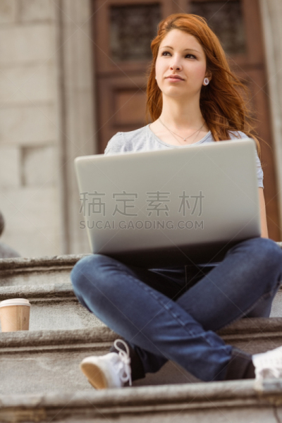 白日梦,红发人,可爱的,使用手提电脑,垂直画幅,休闲活动,热饮,一次性杯子,不看镜头,青年人