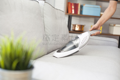 真空吸尘器,沙发,手持拍摄,女人,小的,清洁工,家务,卫生,水平画幅,家庭生活