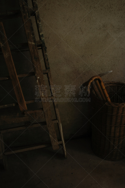 冰镐,人字梯,垂直画幅,吧椅,梯子,无人,光,棍,阴影,摄影