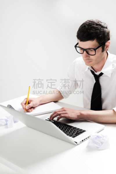 灵感,男人,专业人员,仅男人,仅一个男人,技术,想法,影棚拍摄,眼镜,搜寻