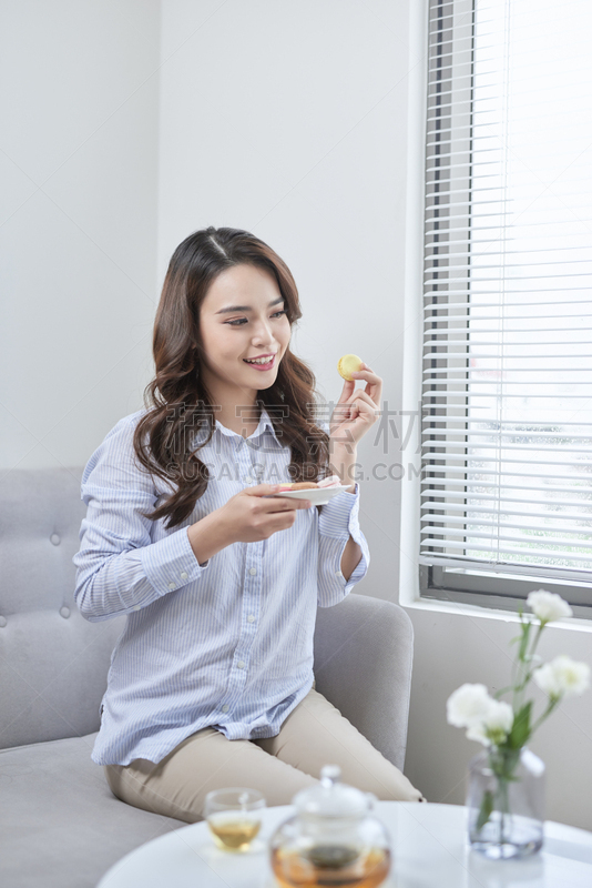 蛋糕,女人,拿着,早餐,茶杯,舒服,举起手,杏仁小圆饼,垂直画幅,美人