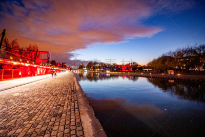 Parc de la Villette la nuit aux abords du bassin de la villette. Longue promenade pittoresque permettant de découvrir Paris autrement