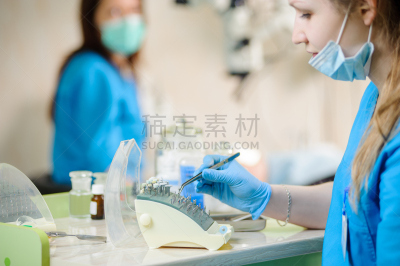 助手,牙医,牙科设备,注视镜头,青年女人,拿着,根管,牙髓学,牙钻,牙医椅