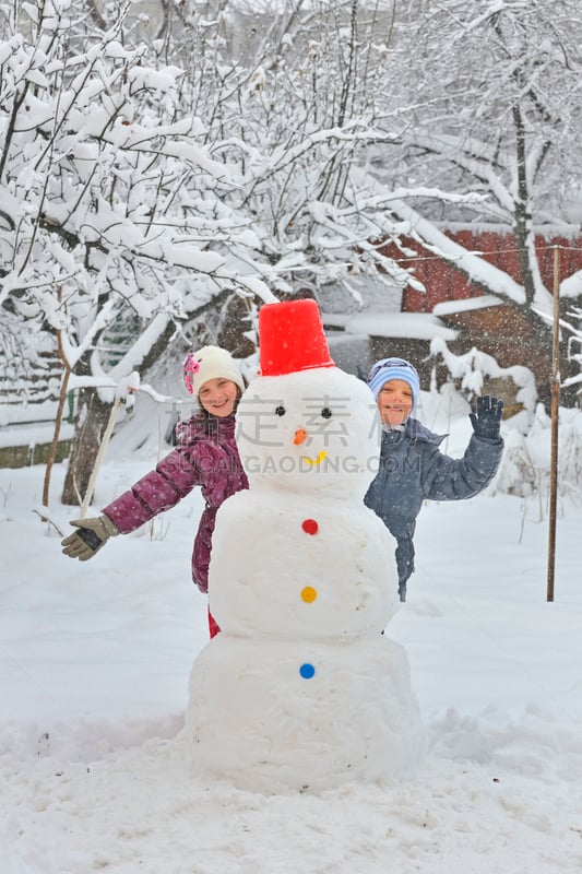 儿童,雪人,幸福,建筑业,堆雪人,雪球,垂直画幅,胡萝卜,雪