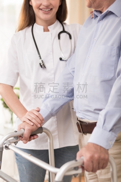 老年人,男人,社区看护,垂直画幅,古老的,制服,流动的行人,男性,青年人,能力缺陷者