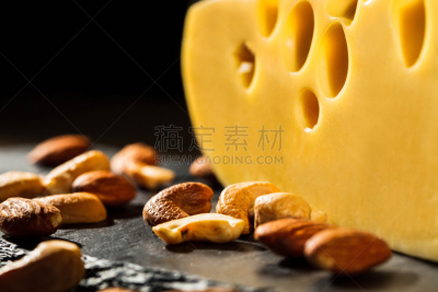 花生,撒谎者,杏仁,切片食物,瑞士硬干酪,遮住脸,创造力,华贵,饮食产业,商务