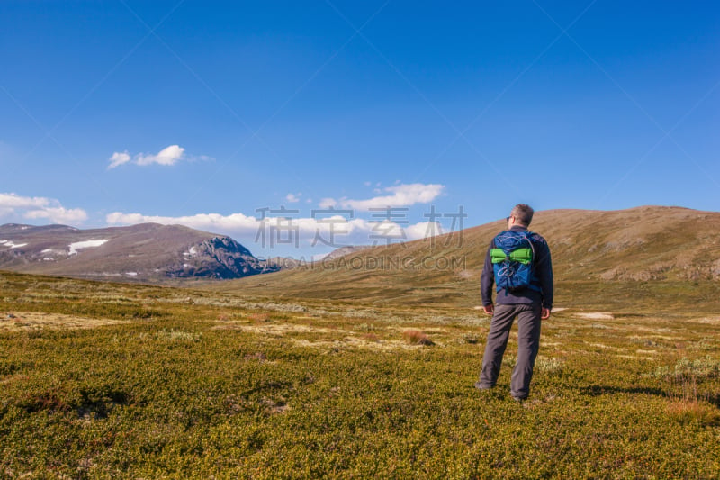 山,徒步旅行,背包,挪威,旅游目的地,天空,公园,水平画幅,旅行者,户外