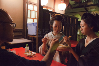 和服,日本人,女人,刨冰,蛋筒,便装和服,京都府,水平画幅,夜晚,伴侣