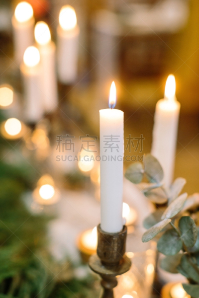 室内,蜡烛,浅蓝色,燃烧的火炬,拿着,木制,热,背景聚焦,照亮,站