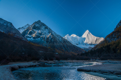 山,香格里拉县,四川省,水,天空,美,水平画幅,雪,早晨,户外