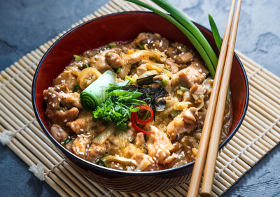 日本食品,碗,蛋,鸡肉,褐色背景,水平画幅,盖饭,无人,户矢子,东方食品