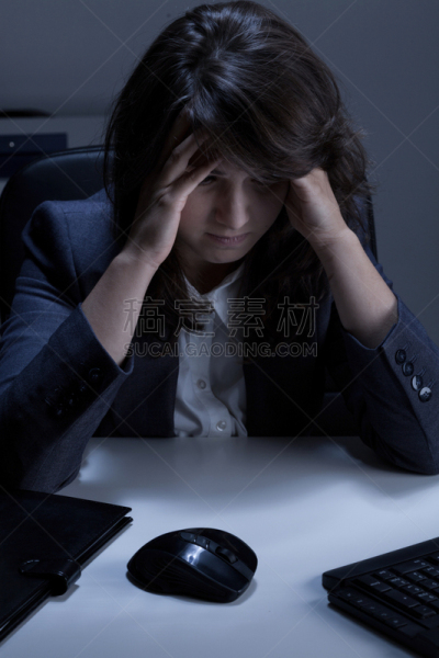 悲痛,女人,沮丧,受害者,垂直画幅,办公室,美,头痛,夜晚,美人