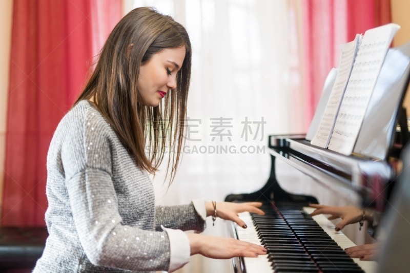 女人,钢琴师,美,水平画幅,注视镜头,进行中,美人,仅成年人,乐器,青年人