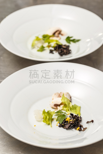 食用菌,喇叭菇,黑色,黑喇叭菇,金色鸡油菌,商业厨房,垂直画幅,罗马尼亚,无人,生食