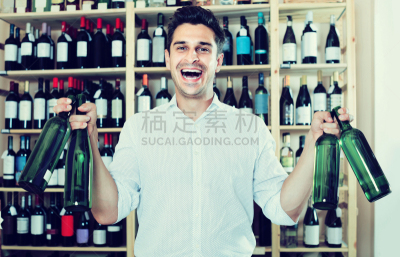 商店,酒瓶,注视镜头,男人,行家,苦艾酒,葡萄酒,葡萄酒厂,业主,水平画幅