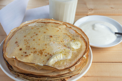薄烤饼,酸奶油,牛奶,烤的,桌子,水平画幅,传统,茶碟,黄油,玻璃杯