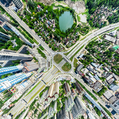 路,航拍视角,太阳,大量物体,都市风景,房屋,停车场,全景,十字路口标志,夏天