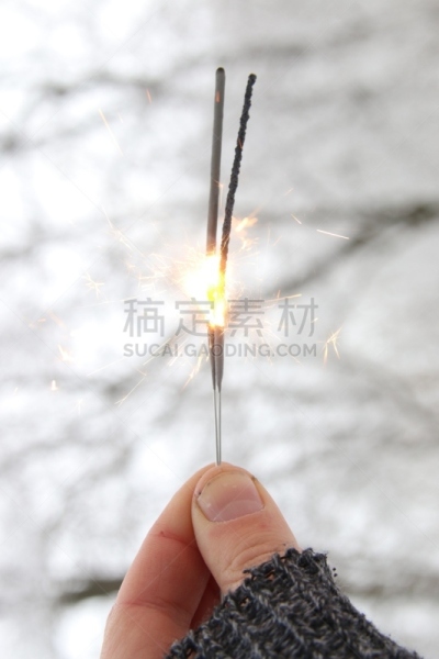 新年前夕,冬天,拿着,男人,概念,背景聚焦,闪烁发光,垂直画幅,雪