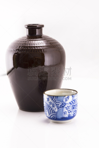 水壶,杯,垂直画幅,无人,白色背景,含酒精饮料,影棚拍摄,瓷器,静物