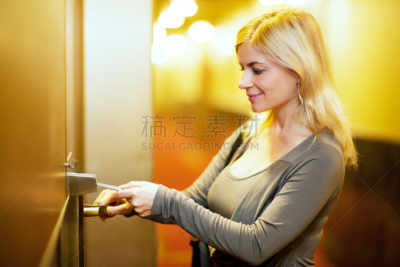 宾馆客房,金色头发,女人,门卡,水平画幅,酒店,拿着,开,放入