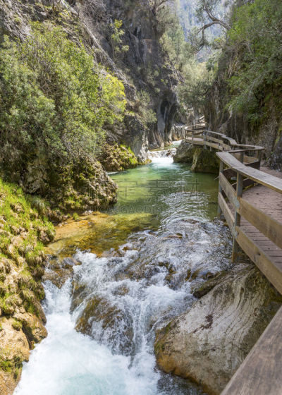 齿状山脊,小路,河流,卡索拉山脉,垂直画幅,水,旅游目的地,绿色,岩石,瀑布