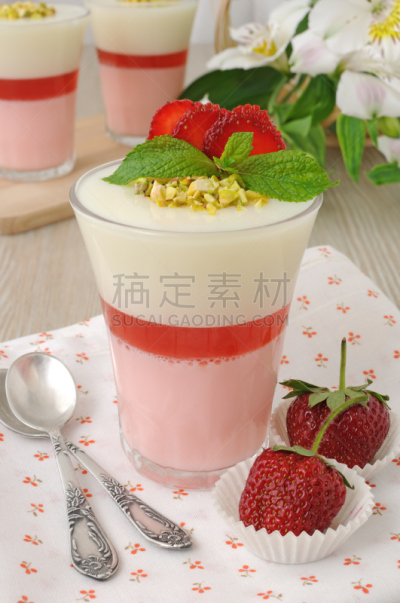 酸奶,甜点心,草莓,美味的奶油冻,赛特种猎狗,绿薄荷,餐具,垂直画幅,折叠的,纺织品