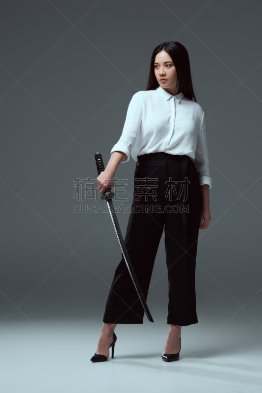不看镜头,拿着,亚洲,女人,灰色,垂直画幅,美,留白,美人,传统