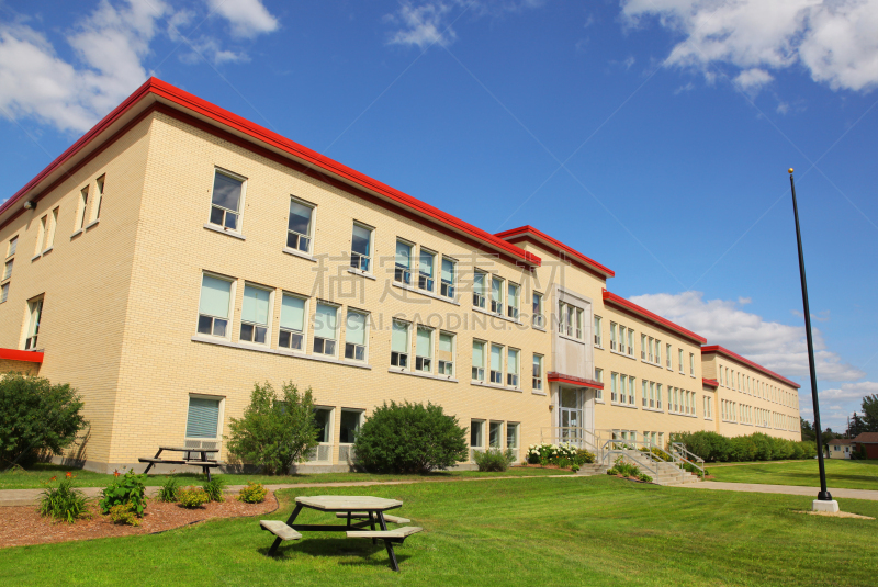 巨大的,建筑外部,高中学校建筑,社区中心,学校,高中,小学,野餐桌,学校操场,留白