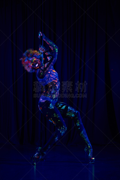 光,紫外线辐射,霓虹灯,脱衣舞演员,女性,在下面,颜色,水下,垂直画幅,光亮