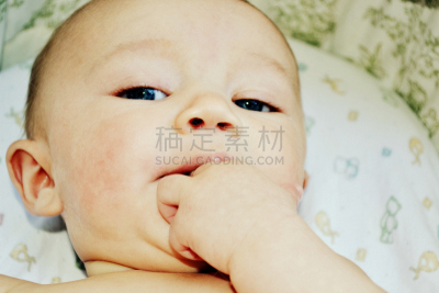 男婴,吮手指,生物钟,2到5个月,婴儿床,人类母体内发育阶段,水平画幅,注视镜头,吸