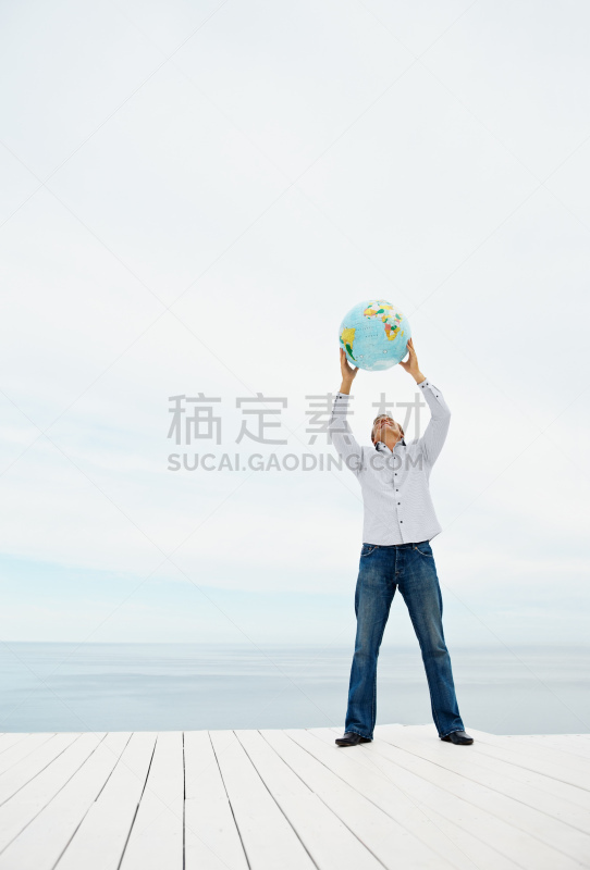 中老年男人,地球形,拿着,了如指掌,门前露台,垂直画幅,天空,留白,衬衫,户外