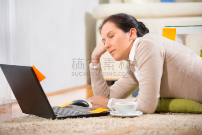 女人,笔记本电脑,咖啡,室内地面,留白,休闲活动,家庭生活,地毯,仅成年人,明亮