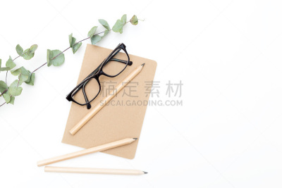 笔记本,桉树,白色背景,小丑眼镜,办公室,留白,炖锅,水平画幅,斑驳的,斯堪的纳维亚人
