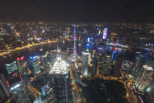 上海,夜晚,城市天际线,东方明珠塔,陆家嘴,办公室,水平画幅,高视角,透过窗户往外看,无人