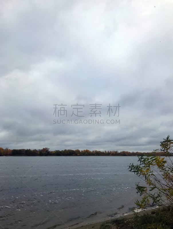 湖,多云,秋天,垂直画幅,水,天空,美,褐色,无人,波路达利