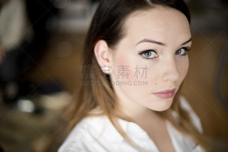 理想化的,茶水间,钉耳环,假睫毛,正装照片,虚荣,彩妆,人的嘴,化妆用品,唇膏