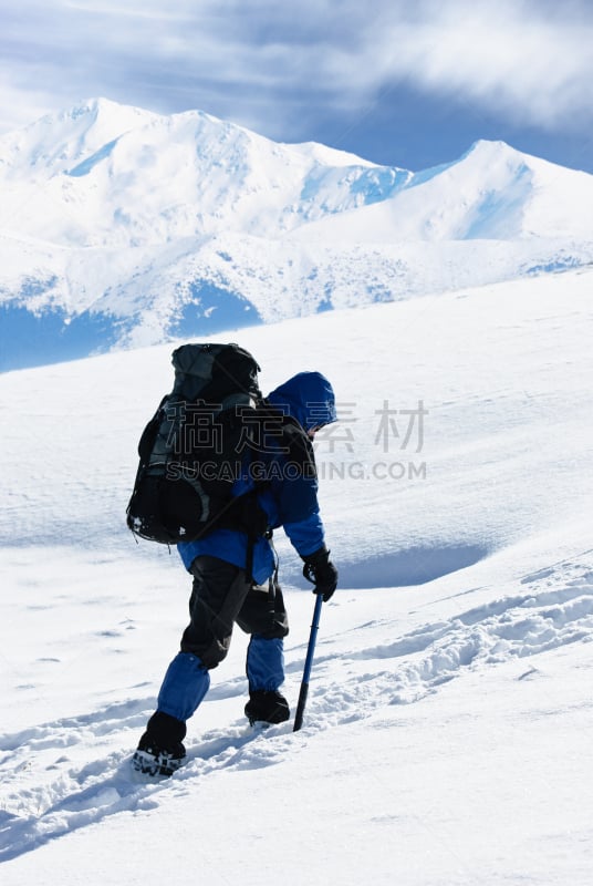 山,男人,冰镐,垂直画幅,天空,休闲活动,雪,仅男人,仅成年人,疲劳的